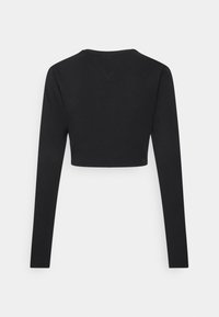 Schwarzes, kurz geschnittenes Langarmshirt aus weichem Stoff, mit rundem Ausschnitt und schmaler, gerippter Struktur an Bündchen und Saum.