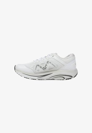 Witte hardloopschoen met een bovenwerk van mesh, grijze accenten, vetersluiting, gevoerde kraag en een gestructureerde zool voor meer grip.
