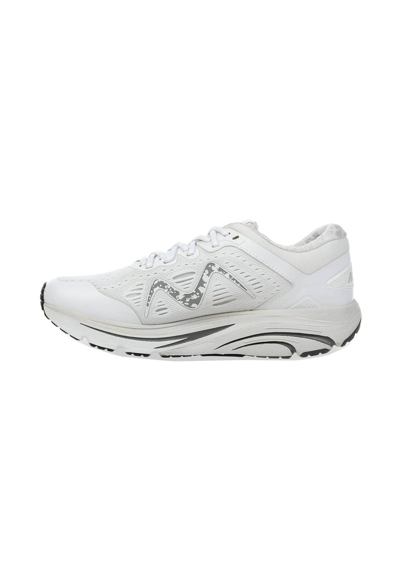 Scarpa da corsa bianca con tomaia in mesh, accenti grigi, design con lacci, collo imbottito e suola testurizzata per aderenza.