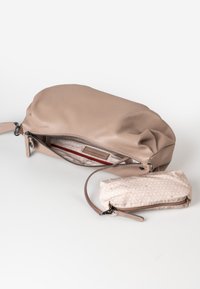 Beige leren handtas met een ritssluiting, met een gestructureerd oppervlak. Inclusief een kleinere gestreepte zak met een rits.