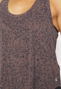 Hnědé tílko s černým leopardím vzorem, vyrobené z měkkého materiálu, s výstřihem do U a logem na lemu.