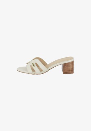 Sandale en cuir blanc à glisser avec trois découpes de sangle, une semelle intérieure beige et un talon bloc texturé marron.