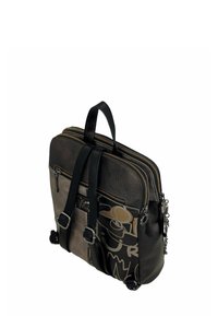 Zaino in pelle nera e marrone con doppie cerniere, spallacci regolabili e motivo decorativo color cuoio e nero sulla parte anteriore.