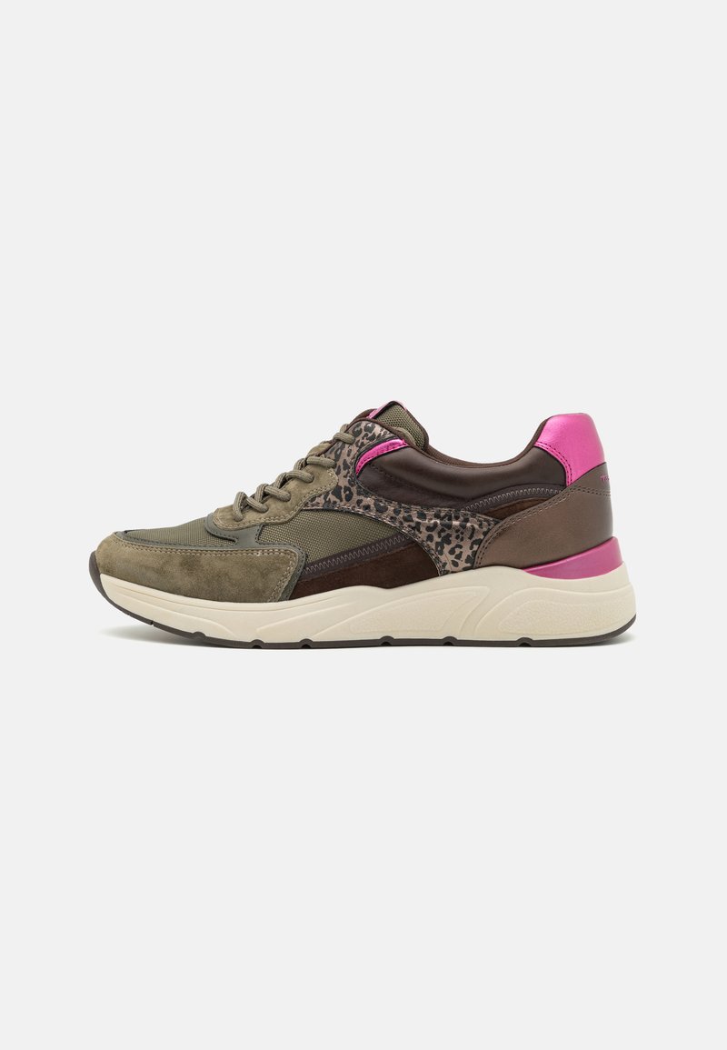 Sneaker verde e marrone con una tomaia testurizzata, dettagli in stampa leopardata e un tab sul tallone rosa. Suola bianca spessa con battistrada nero.