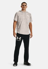 Under Armour RIVAL TERRY - Apdrukāts T-krekls - white