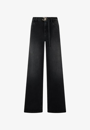 Pantalones vaqueros negros de pierna ancha con bolsillos delanteros y un cinturón delgado con una pequeña hebilla circular.