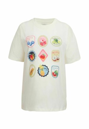 T-shirt de maternité blanc avec des écussons colorés de fruits mensuels allant de la myrtille à la pastèque, disposés en grille 3x3 sur le devant.