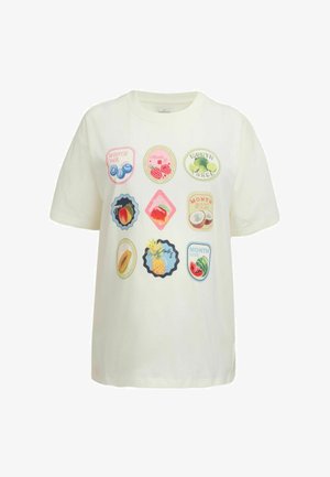 Witte zwangerschaps-T-shirt met kleurrijke maandelijkse fruitpatches, van bosbes tot watermeloen, gerangschikt in een 3x3 raster aan de voorkant.