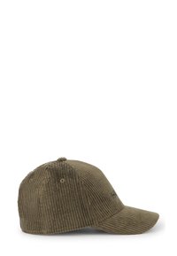 Casquette de baseball en velours côtelé vert olive avec une visière incurvée, texture en relief et logo brodé sur le panneau avant. Des trous de ventilation sur les côtés sont visibles.