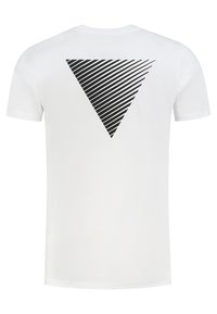 Witte T-shirt met een grote zwarte driehoekgrafiek op de achterkant, met diagonale strepen die een textuurpatroon creëren. Korte mouwen, ronde hals.
