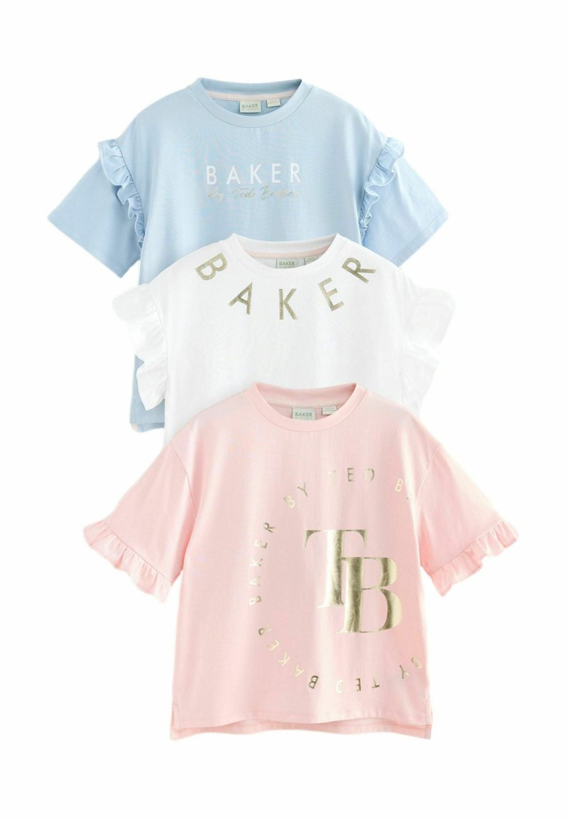 Tre t-shirt a maniche corte nei colori blu, bianco e rosa. Ognuna con bordi a volant e con la scritta "BAKER" in accenti metallici.