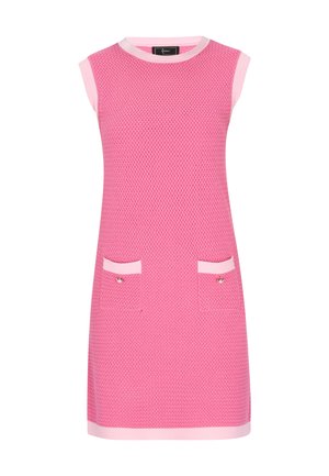 Ærmeløs, lyserød strikket kjole med tekstureret mønster, lyserød kant og to forlommer med små metal knapdetaljer.