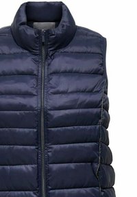 Gilet imbottito blu navy con collo alto, chiusura frontale con zip e motivo a righe orizzontali. Presenta una texture liscia e lucida.