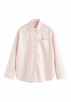 Lichtroze en wit gestreept overhemd met lange mouwen, knopen aan de voorkant, een borstzak en een klassieke kraag, afgebeeld op een witte achtergrond.