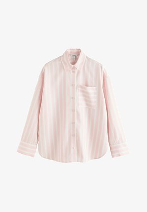 Rausvos ir baltos spalvos dryžuota ilgomis rankovėmis marškinėliai su sagomis, priekyje kišenė ir klasikinis apykaklė, pateikta ant balto fono.