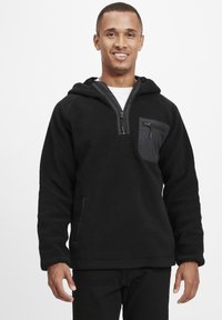Czarny polarowy hoodie z suwakiem, z przednią kieszenią i teksturowanym materiałem. Posiada kaptur i kieszenie boczne.