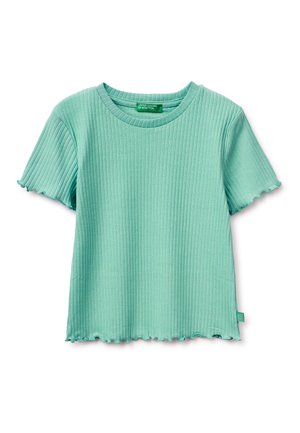 Turquoise-groene geribbelde trui met korte mouwen, golvende randen aan mouwen en zoom, ronde halslijn en een klein merkembleem aan de binnenkant van de kraag.