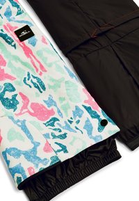 Chaqueta multicolor con una tela blanca con patrones de camuflaje en rosa, azul y verde, contrastada con un lado negro, elegante y acolchado.