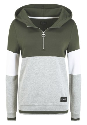 Zelená mikina s kapucňou s kvadrantovým zipsom, šedobielym farebným blokovaním a logom na dolnom leme. Materiál má jemnú štruktúru.