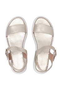 Lichtgouden sandalen met brede metallic banden, witte rubberen zolen en een gespsluiting. Glad oppervlak met contrasterende stof bij de hak.