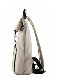 Mochila beige de tipo roll-top con una superficie lisa y suave, correas negras ajustables y un bolsillo lateral con un zipper en contraste.