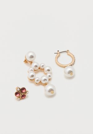 Trei cercei pe fundal alb: un cerc auriu cu perle, un clustere auriu cu perle și un cercel cu pietre roz și perle mici.