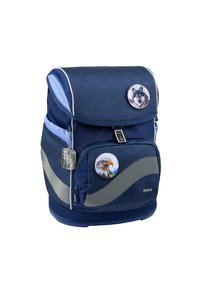 Marineblaue Tasche mit hellblauen Akzenten, zwei Tier-Abzeichen-Pins (Wolf und Adler), reflektierendem Streifen und einem kleinen grauen Fidget-Popper-Schlüsselanhänger.