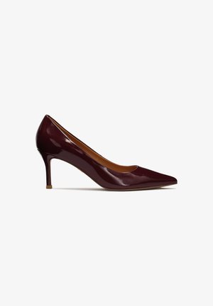 Escarpin en cuir bordeaux foncé brillant à bout pointu, avec un talon fin de hauteur moyenne, présenté de profil sur un fond blanc.