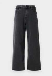 Fekete, bő szárú farmernadrág elülső gombbal és cipzárral, övtartókkal és elülső zsebekkel, sima fehér háttérrel.