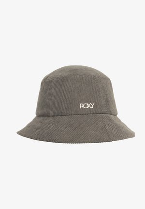 Grauer Bucket Hat aus strukturiertem Material, mit einem gerippten Design und einem weißen Logo auf der Vorderseite. Breite, lässige Krempe.