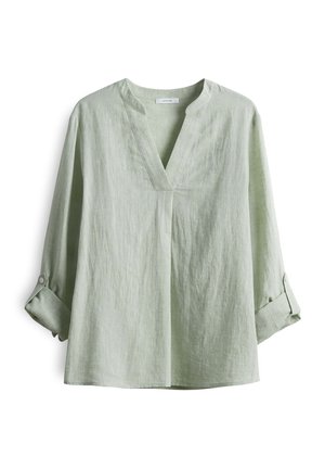 Lichtgroene linnen blouse met een V-hals, lange mouwen opgerold en knoopaccenten. Textuurstof met een relaxte pasvorm.
