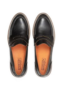 Mocassins en cuir noir avec un design à enfiler, comportant une bordure cousue et un discret détail en relief sur la sangle, avec une semelle intérieure orange.