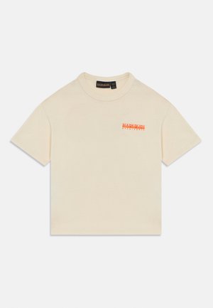 Beige short-sleeve crewneck t-shirt with small bright orange "Napapijri geographic" logo on the left chest.