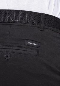 Calvin Klein GARMENT BELT - Chinos - black