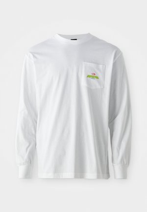 Hvid langærmet crewneck skjorte med en brystlomme, der har et lille farverigt broderet logo og tekst.