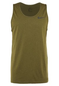 Débardeur Dri-FIT vert olive avec col rond, coupe sans manches, et logo Nike gris foncé près de l'épaule. Tissu doux et texturé.