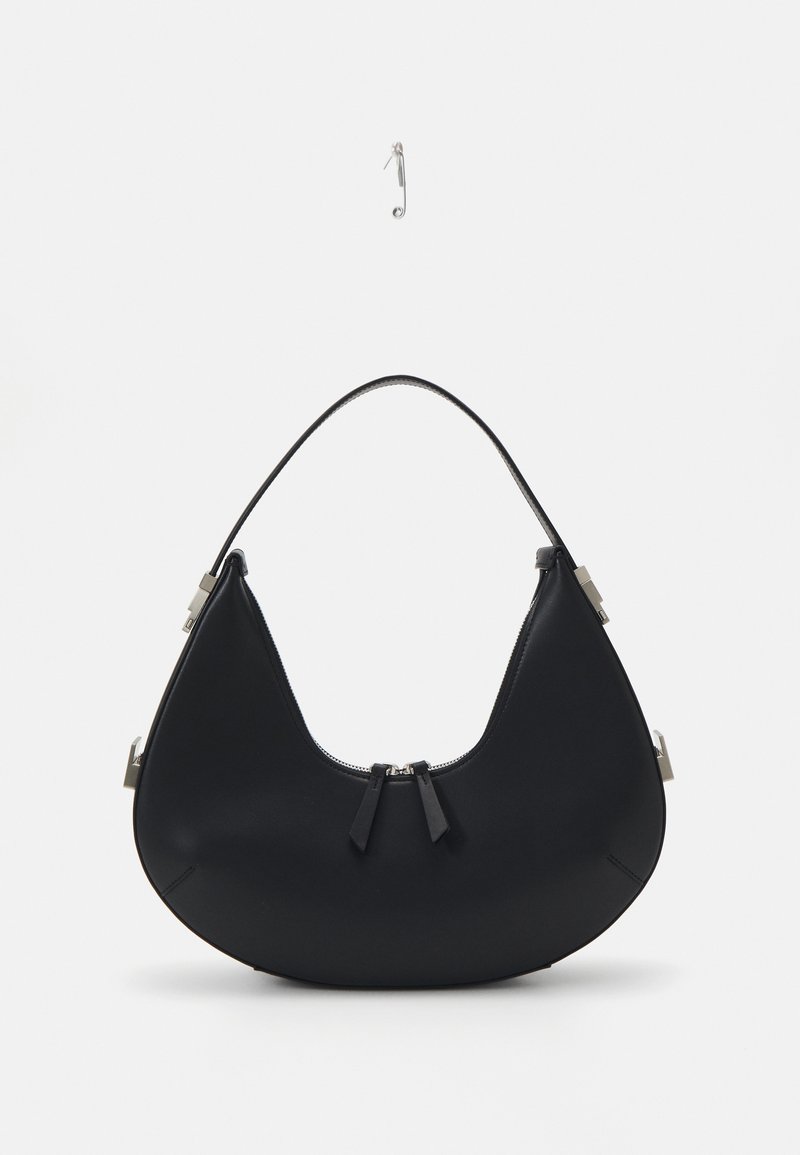 Bolsa de mão preta em couro com forma curva, fecho com zíper, dois borlas pretas e detalhes em metal prateado, incluindo um detalhe de ligação único.