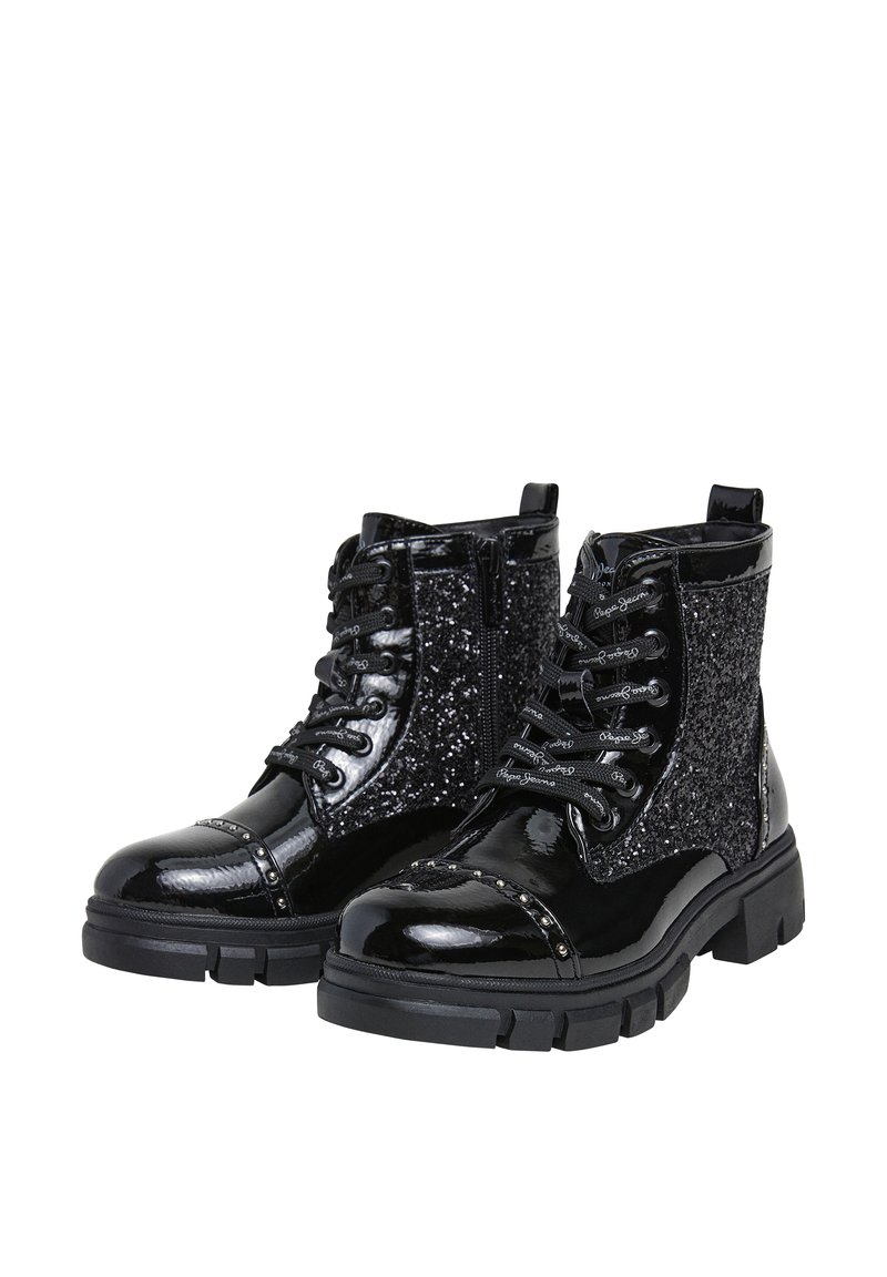 Zwarte glanzende combat boots met glinsterende zijkanten, gestuddeerde teencaps, dikke profielzolen, ritszijden en gelabelde veters.