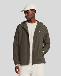 Olivengrüne leichte Jacke mit Kapuze, featuring elastischen Bündchen und Seitentaschen, verziert mit einem kleinen gelben Logo auf der Brust.