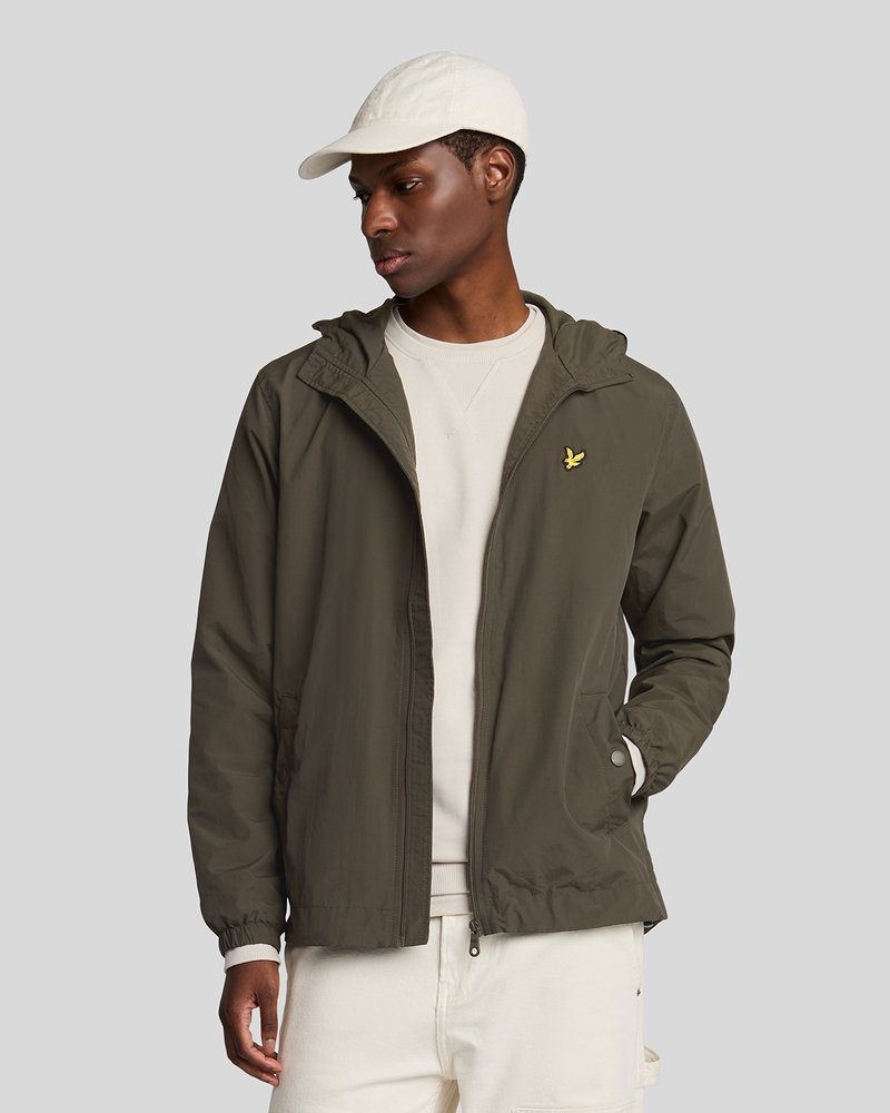 Olivengrüne leichte Jacke mit Kapuze, featuring elastischen Bündchen und Seitentaschen, verziert mit einem kleinen gelben Logo auf der Brust.