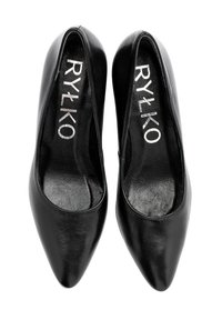 Czarne skórzane buty o spiczastych noskach i gładkiej teksturze. Wewnątrz widnieje nazwa marki "RYŁKO" w kolorze srebrnym. Brak widocznych akcentów lub elementów metalowych.