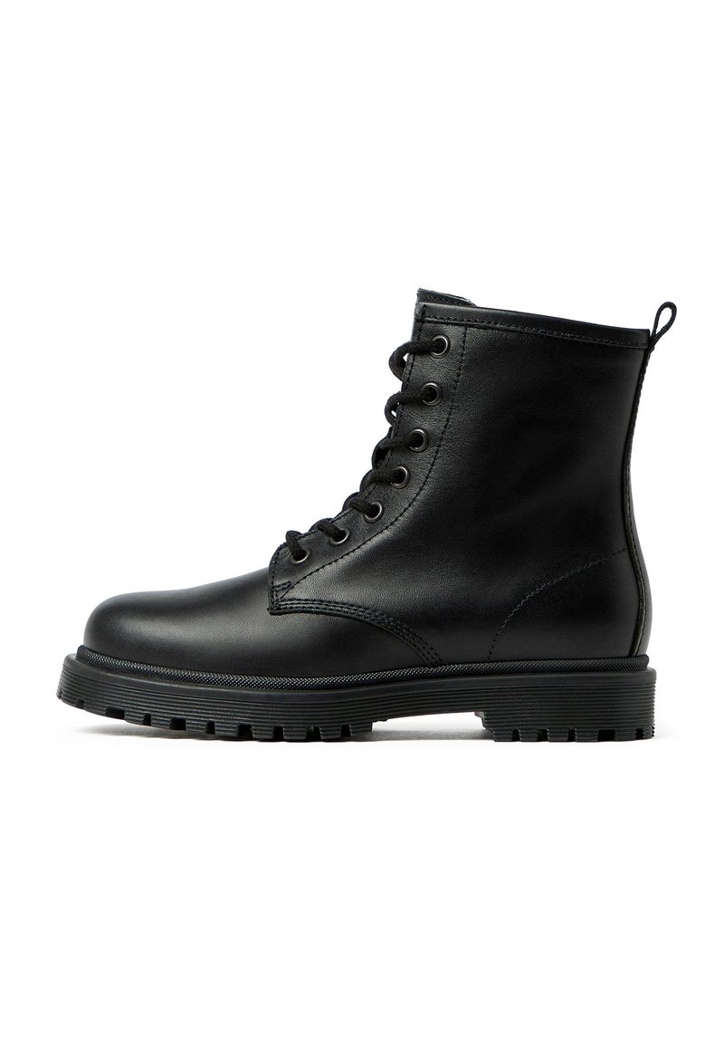 Bottines en cuir noir à lacets, bout rond, semelle renforcée avec motif de relief, tirette sur le côté et détails surpiqués sur la tige.
