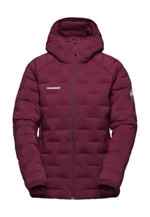 Bordeauxrode gewatteerde jas met capuchon, doorgestikt ontwerp, ritssluiting aan de voorkant en merklogo op de borst. Gladde textuur en elastische manchetten.