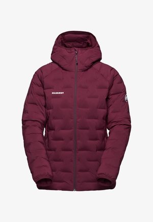 Bordowa kurtka puchowa z kapturem, pikowanym wzorem, zamkiem błyskawicznym z przodu i logo marki na piersi. Gładka struktura i elastyczne mankiety.
