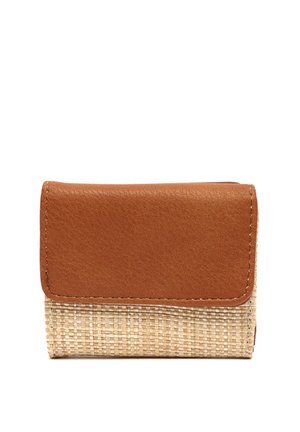 Kleine portemonnee met bruine leren klep en beige geweven stoffen lichaam, gesloten en geplaatst tegen een witte achtergrond.