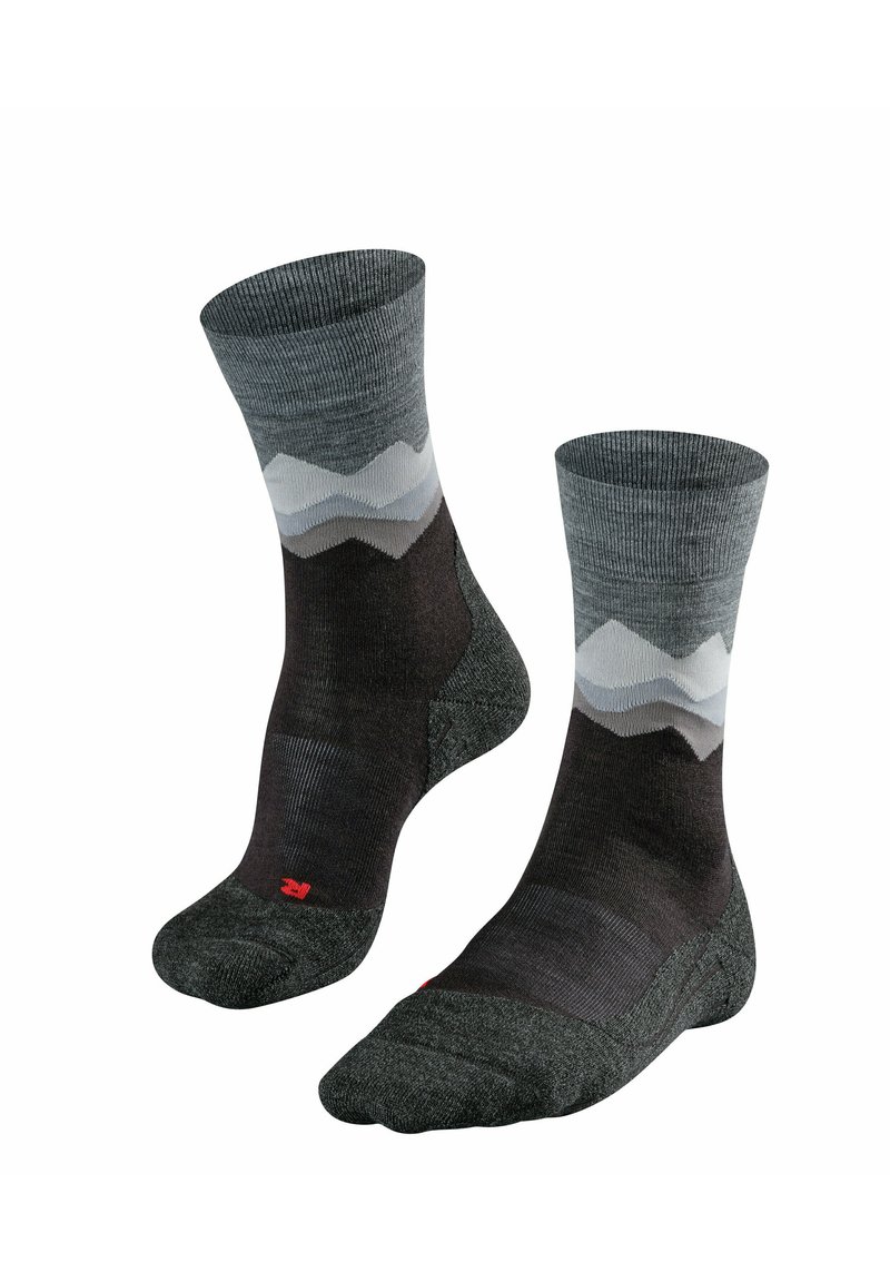 Calcetines de tripulación grises y negros con un patrón de montañas en tonos de gris. Presentan puños acanalados y un detalle de logo rojo en la suela.