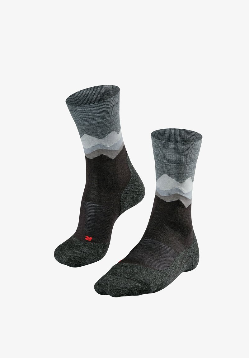 Calcetines de tripulación grises y negros con un patrón de montañas en tonos de gris. Presentan puños acanalados y un detalle de logo rojo en la suela.