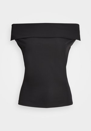 Zwart nauwsluitend topje met off-shoulder en brede omgeslagen halslijn, gemaakt van gladde stof, getoond tegen een witte achtergrond.