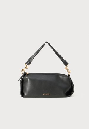 Borsa a tracolla in morbida pelle nera con cinturino corto, dettaglio della catena dorata, chiusura con zip e piccolo logo dorato del brand sul davanti.