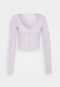 Lila Baumwollstrickjacke mit langen Ärmeln, V-Ausschnitt und sechs Knopfverschlüssen auf der Vorderseite. Glatte Textur, cropped Design.